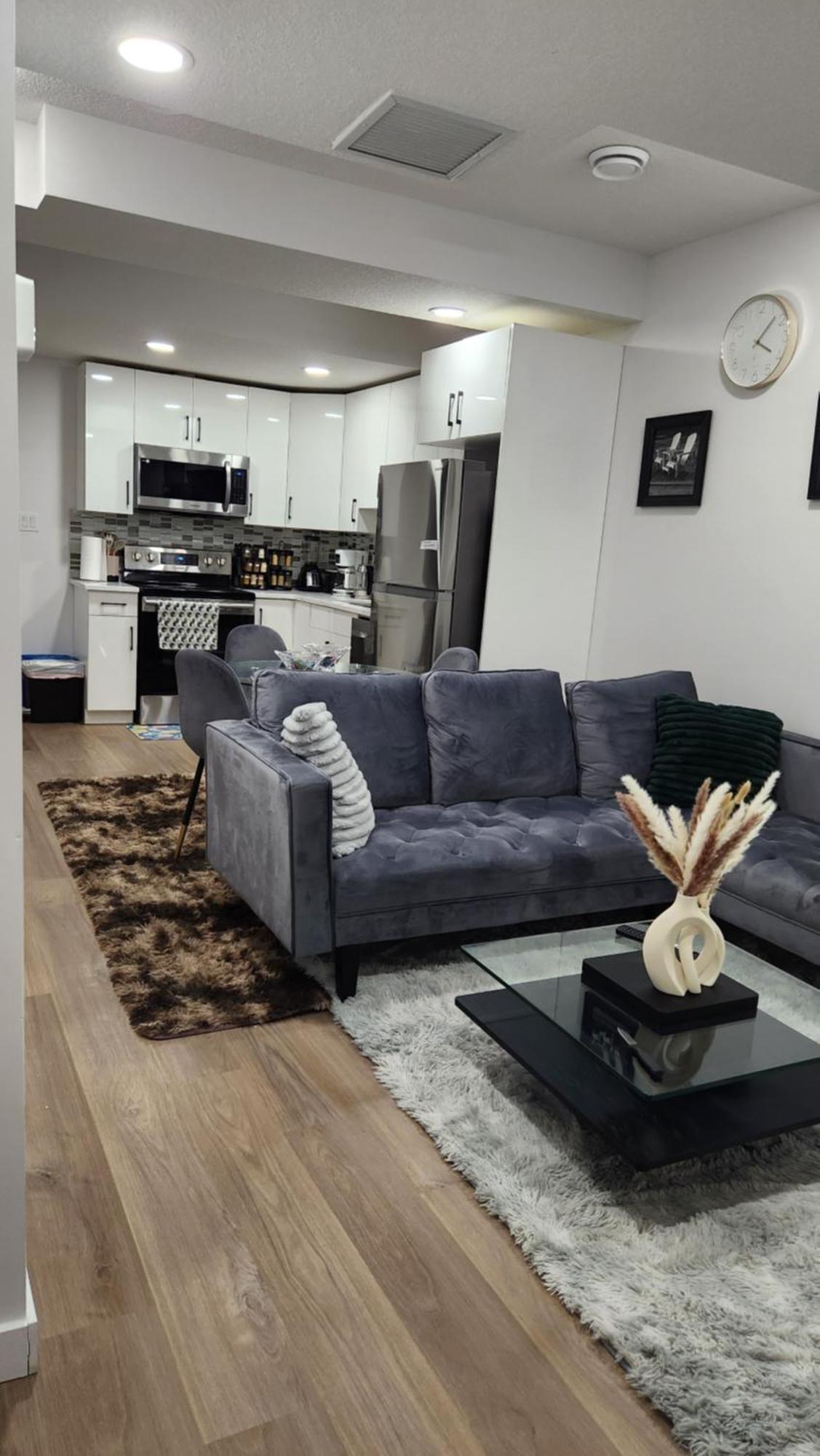 Modern 2 Bedroom Basement Suite At West 埃德蒙顿 外观 照片