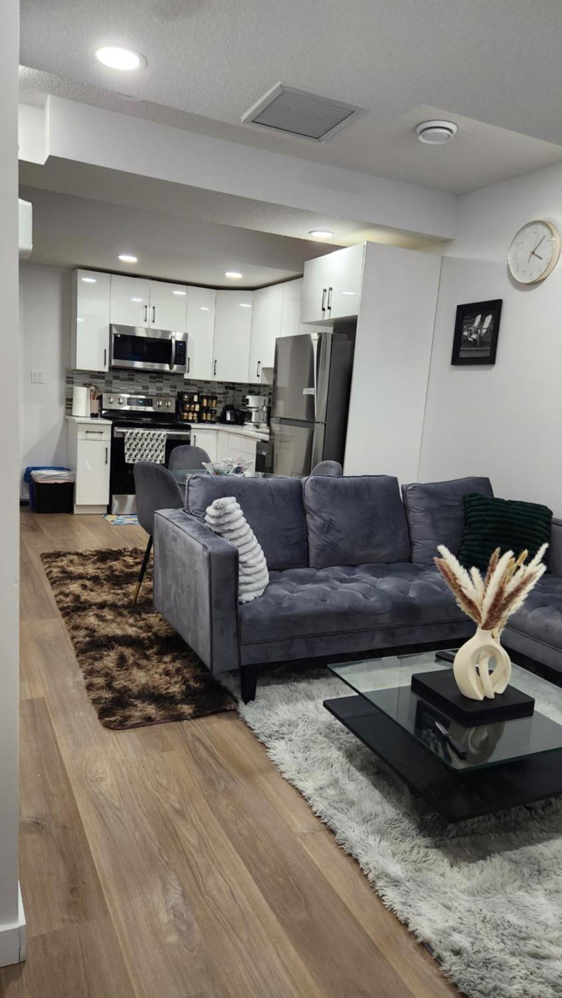 Modern 2 Bedroom Basement Suite At West 埃德蒙顿 外观 照片