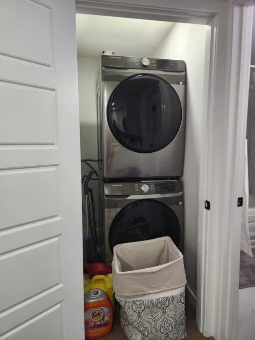 Modern 2 Bedroom Basement Suite At West 埃德蒙顿 外观 照片